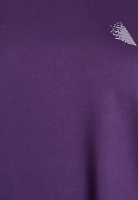 Paarse sportshirt van glad materiaal; heeft een wit, geometrisch logo op de rechterbovenhoek.