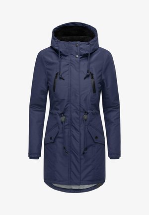 Námorně modrá parka s kapucí, která má dvě přední kapsy, stahovací šňůrky v pase a černé kapsy na zip na hrudi.
