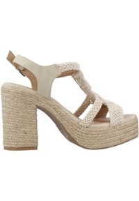 Sandalia de tacón alto beige con parte superior de textile trenzado, diseño abierto y plataforma de yute tejido. Presenta un tacón ancho y cuadrado.