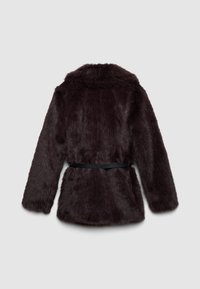 Faux-Fur-Jacke in Dunkelbraun mit weichem Material, langen Ärmeln, einem Kragen und einem schwarzen Gürtel in der Taille. Rückansicht gezeigt.