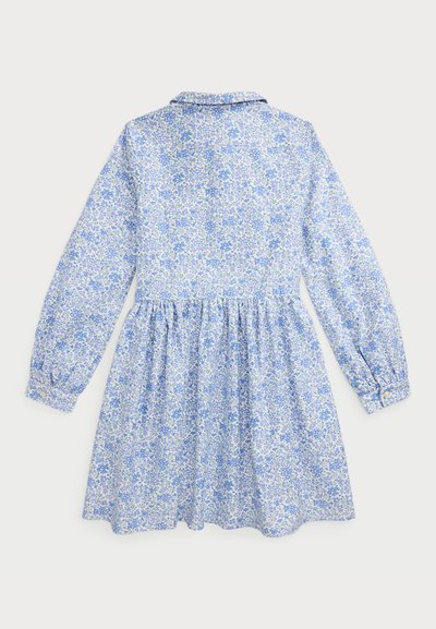 Vestido floral azul con mangas largas, cuello elevado y cintura fruncida. Hecho de una tela ligera, que presenta pequeñas flores en tonos azules y verdes.