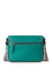 Taschenband in türkisfarbenem Leder mit einer vorderen Reißverschlusstasche, dekorativen gestreiften Troddeln und goldenen Hardware-Details. Glatte Textur und gestickte Akzente.