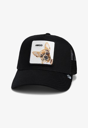 Cappellino nero con pannelli in rete, caratterizzato da un Chihuahua ricamato su una toppa bianca con la scritta "AMIGO". Cinghia regolabile sul retro.