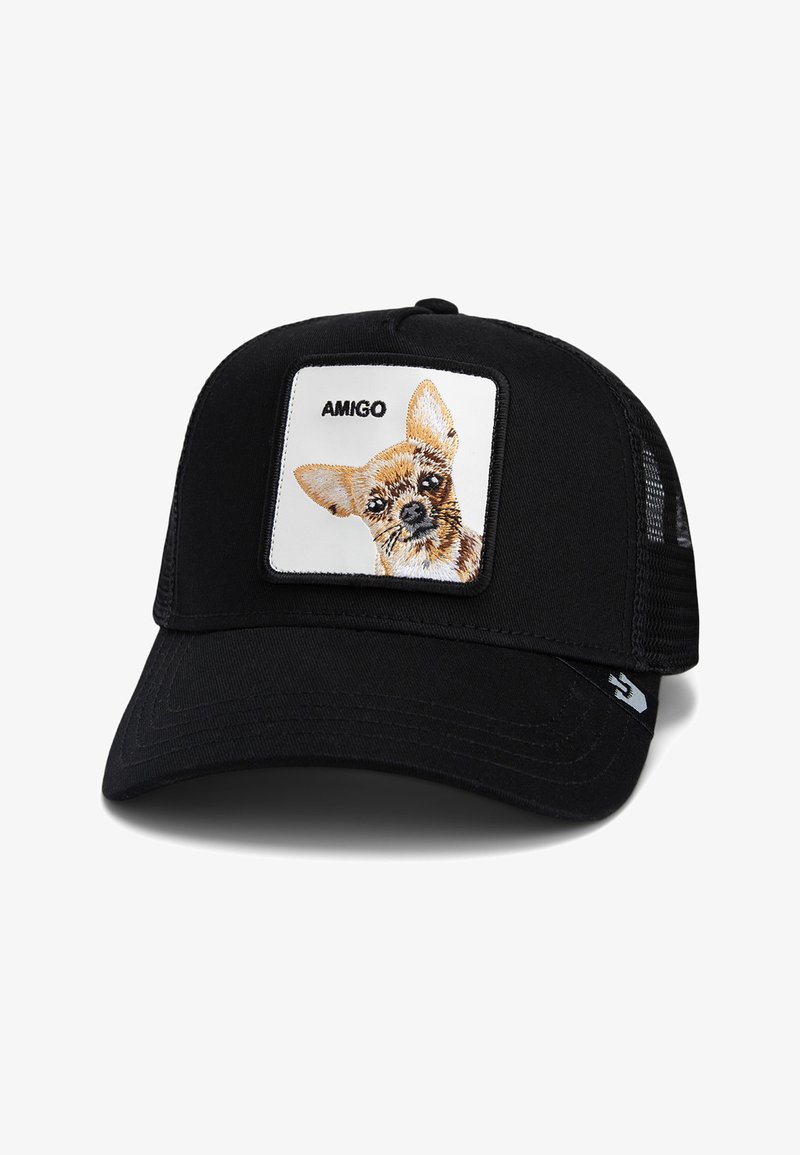 Gorra negra con paneles de malla, que presenta un Chihuahua bordado en una etiqueta blanca con la palabra "AMIGO". Correa ajustable en la parte trasera.