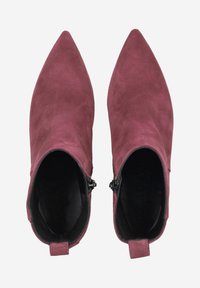 Bottines à bout pointu en daim bordeaux à texture lisse, dotées d'une fermeture éclair latérale et d'un petit talon pour plus de hauteur.