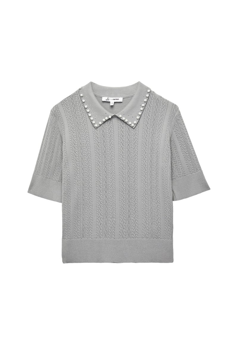 Top de punto gris de manga corta con un patrón texturizado, que presenta un cuello adornado con perlas y un dobladillo acanalado. Confeccionado en una tela suave y elástica.