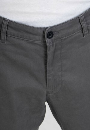 Grau melierte Baumwollmischungshosen mit glatter Textur, Frontverschluss mit einem schwarzen Knopf und klassischem Five-Pocket-Design.