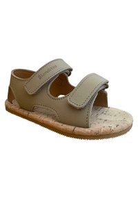 Sandal de cuero beige con correas ajustables de Velcro, plantilla de corcho y suela de goma. Diseño abierto con cortes para mayor transpirabilidad.