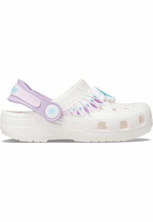 Sabot blanc avec un design texturé, orné d'une sangle et d'accents lavande. Perforations pour une meilleure respirabilité. Matériau léger et flexible.