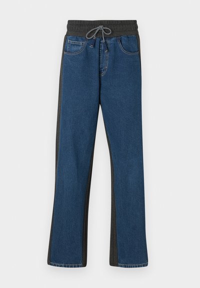 Pantalones jogger de denim con frente azul, paneles laterales grises, cinturilla elástica con cordón y diseño clásico de cinco bolsillos.