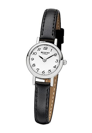 Montre-bracelet ronde argentée avec cadran blanc, chiffres arabes noirs, aiguilles des heures et des minutes noires, et bracelet en cuir noir.