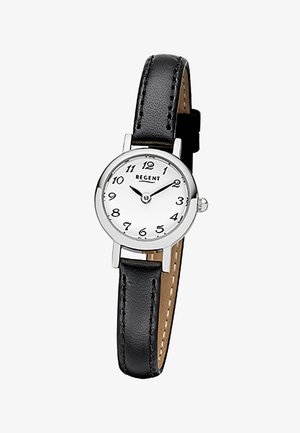 Montre-bracelet ronde argentée avec cadran blanc, chiffres arabes noirs, aiguilles des heures et des minutes noires, et bracelet en cuir noir.