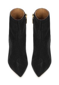 Paire de bottines noires texturées à bouts pointus avec fermetures éclair latérales dorées, vue du dessus montrant la doublure intérieure.