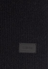 Czarna dziergana czapka z fakturowanym wzorem i prostokątną czarną metką z wytłoczonym logo "BIG STAR". Gładkie wykończenie i dopasowany krój.