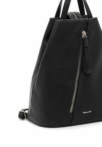 Sac à main en cuir noir texturé avec une fermeture éclair verticale argentée et des poignées doubles, avec un petit logo Tamaris sur la partie avant inférieure.