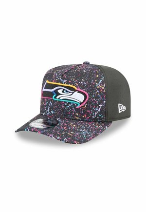 Schwarze Kappe mit Farbklecksdesign in Pink, Blau und Gelb; verfügt über ein gesticktes Seahawks-Logo auf der Vorderseite und einen flachen Schirm.