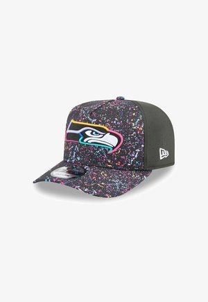 Schwarze Kappe mit Farbklecksdesign in Pink, Blau und Gelb; verfügt über ein gesticktes Seahawks-Logo auf der Vorderseite und einen flachen Schirm.