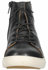 Zwarte leren hoge sneaker met ronde neus, veters aan de voorkant, zijrits, contrasterende stiksels en een witte rubberen zool. Over het algemeen een gladde textuur.