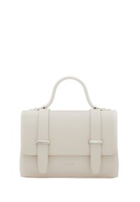 Borsa in pelle bianca con una forma strutturata, dotata di due manici regolabili, hardware color argento e chiusura a morsetto.