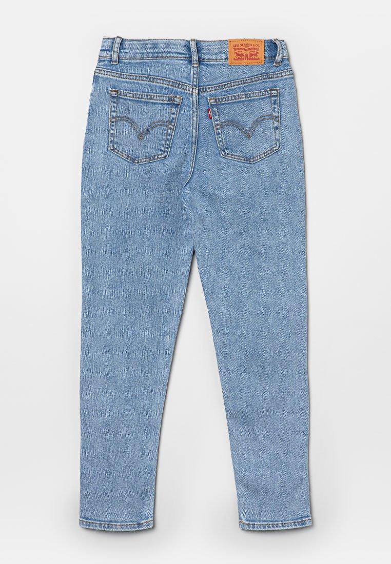 Hellblaue Jeans aus Denim verfügen über eine hohe Taille, ein gerades Bein-Design, zwei Gesäßtaschen mit einem charakteristischen Nähmuster und einem markierten Lederpatch.