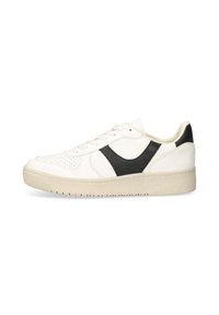 Zapatillas de cuero blancas con un acento negro, punta redonda, detalle perforado en la caja de los dedos, suela plana de goma color crema y cierre con cordones.