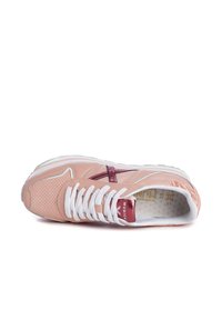 Sneaker rosa chiaro in pelle perforata, con lacci bianchi, dettagli bordeaux e suola imbottita. Presenta l'etichetta del marchio sulla linguetta.