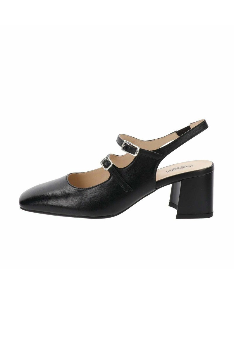 Zapato slingback de piel negra con punta afilada, dos correas con detalles de hebilla y un tacón grueso. Textura suave y diseño minimalista.