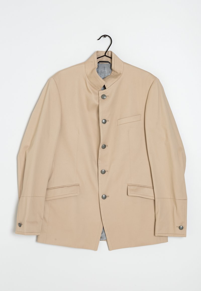 Beżowa kurtka z kołnierzykiem mandaryńskim, metalowymi guzikami, dwoma przednimi kieszeniami i gładką fakturą. Posiada pojedynczą kieszeń na piersi oraz szerokie rękawy.