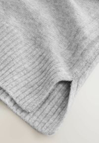 Svetlosivá pletená tkanina s mäkkým, textúrovaným povrchom, so žíhaným vzorom a ohnutým okrajom.