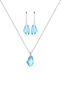 Collier en argent avec un pendentif en cristal bleu et des boucles d'oreilles en cristal bleu assorties ; formes géométriques avec des surfaces lisses et facettées.