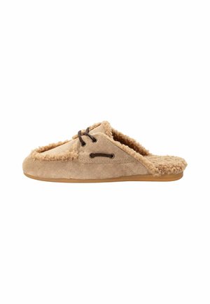 Pantofole morbide beige in pelle scamosciata slip-on con fodera soffice e dettaglio in pizzo marrone sulla parte superiore, esposte su uno sfondo bianco.