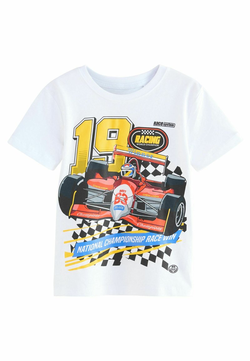 Hvid bomulds T-shirt med et grafisk tryk af en rød racerbille med ternede mønstre. Teksten inkluderer "19," "RACING," og "NATIONAL CHAMPIONSHIP RACE WIN."