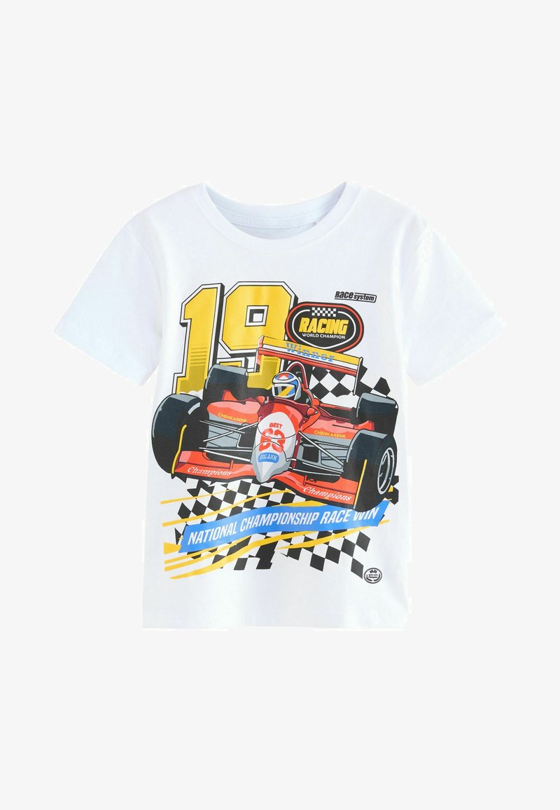Hvid bomulds T-shirt med et grafisk tryk af en rød racerbille med ternede mønstre. Teksten inkluderer "19," "RACING," og "NATIONAL CHAMPIONSHIP RACE WIN."