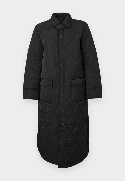 Zwarte doorstikte lange jas met een puntige kraag, sluiting met knopen aan de voorkant en twee opgestikte zakken. Gladde textuur met een ruitenpatroon.