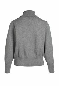 Pilkas megztinis su aukštu apykakle, šonkaulinėmis rankovėmis ir apačia, pasižymintis lygiu paviršiumi ir paprastu dizainu. Pavaizduota nugarinė pusė.