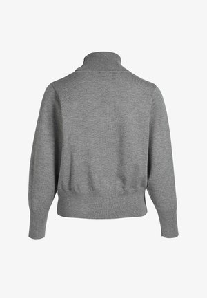 Sivi pulover s visokim ovratnikom, rebrastim manžetama i rubom, s glatkom strukturo i jednostavnim dizajnom. Prikazan stražnji pogled.