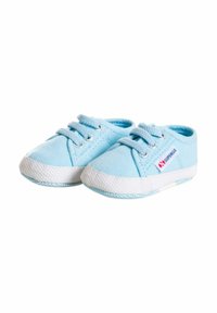 Scarpe in tela azzurra chiara con suole in gomma bianca, lacci e un piccolo logo rosso sul lato. Punta arrotondata e superficie testurizzata.