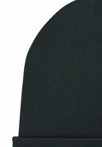 Cappellino a maglia verde scuro con trama a coste e risvolto nella parte inferiore, caratterizzato da una cucitura uniforme su tutta la superficie.