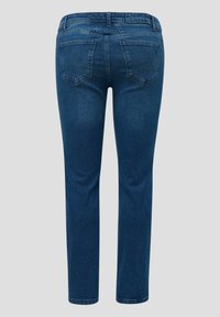Pantalones de mezclilla azul oscuro con corte recto, que cuentan con dos bolsillos traseros y una cinturilla clásica, exhibiendo una textura suave.