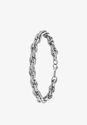 Bracelet en chaîne argentée avec des maillons ovales entrelacés, une texture lisse et une fermeture à fermoir en lobster sécurisée.