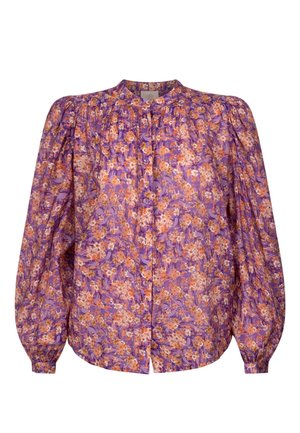 Lilla bluse med lange pufærmer, lille krave, knapper foran og overalt orange og pink blomsterprint.