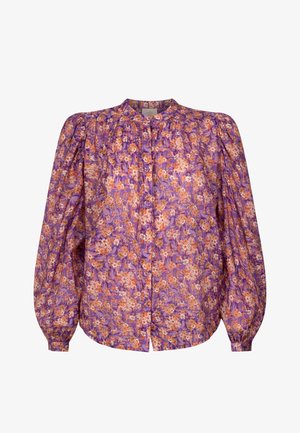 Lilla bluse med lange pufærmer, lille krave, knapper foran og overalt orange og pink blomsterprint.