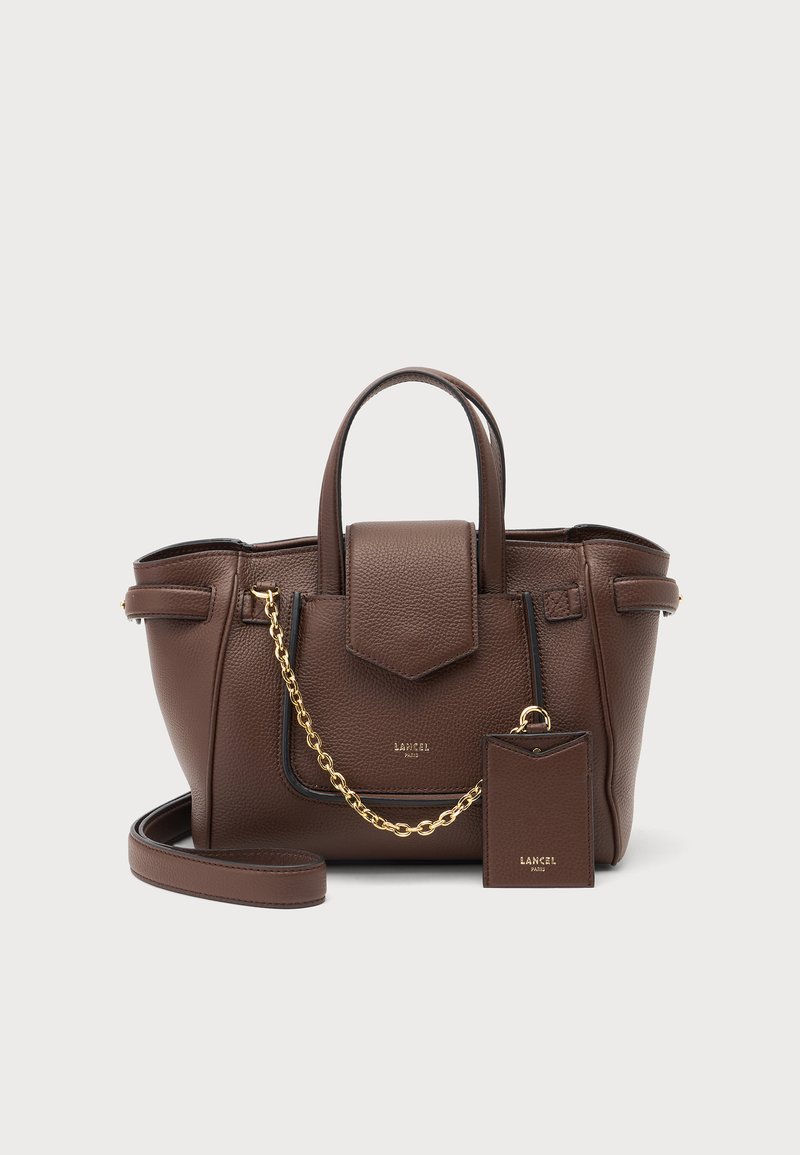 Кафява текстурирана кожена чанта Lancel с горни дръжки, презрамка за рамо, златиста верижка и малък комплектен плик, показани на светъл фон.