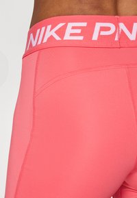 Nike Performance SHORT - Leggings - aster pink/white