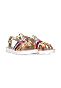 Sandalias doradas con tiras metálicas multicolores en tonos de rosa, naranja y plata. Suela de goma blanca con detalles texturizados. Cierre de hebilla.