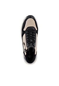 Baskets noires et beiges avec un dessus en matériaux mixtes, comprenant un bout en cuir lisse, des côtés en mesh et des lacets noirs. Détail de fermeture éclair sur le côté.