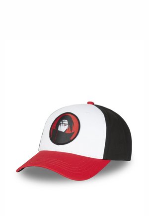 Casquette de baseball à visière rouge, panneau avant blanc, arrière noir, avec un patch rond représentant un personnage d'anime aux cheveux noirs et aux yeux rouges.