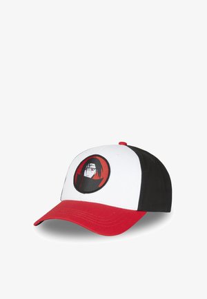 Casquette de baseball à visière rouge, panneau avant blanc, arrière noir, avec un patch rond représentant un personnage d'anime aux cheveux noirs et aux yeux rouges.