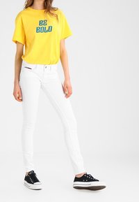 Tommy Jeans Vaqueros pitillo - white denim