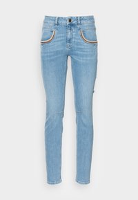 Světle modré džínové skinny džíny s pěti kapsami, kontrastním prošitím a zipovým zapínáním. Materiál má hladkou texturu a minimální vyblednutí.